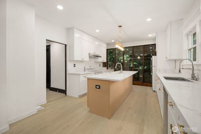 2109 Aurora Avenue N, Seattle, WA 98109
