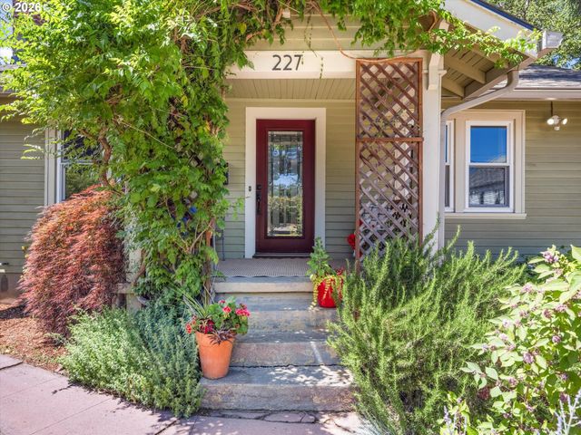 227 Se 84TH Ave, Portland, OR 97216