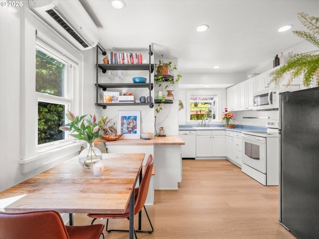227 Se 84TH Ave, Portland, OR 97216