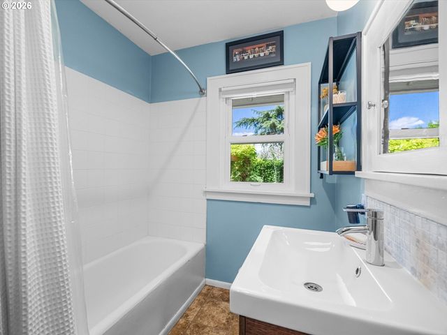 227 Se 84TH Ave, Portland, OR 97216