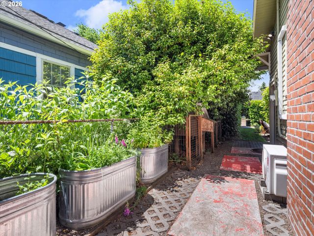 227 Se 84TH Ave, Portland, OR 97216