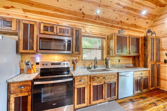 619 Cherokee Oaks Road, Murphy, NC 28906
