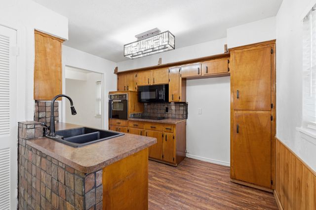 806 Waggoner Drive, Arlington, TX 76013