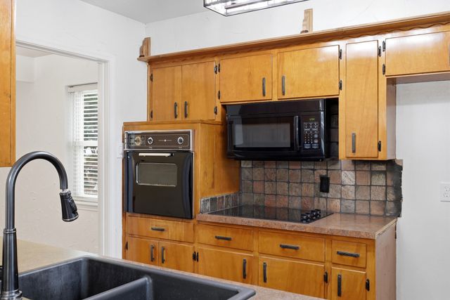 806 Waggoner Drive, Arlington, TX 76013