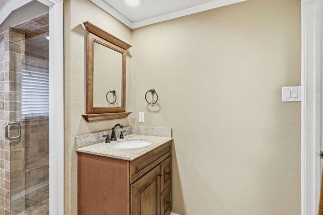 806 Waggoner Drive, Arlington, TX 76013