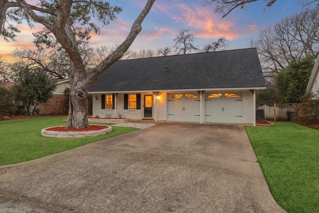 806 Waggoner Drive, Arlington, TX 76013