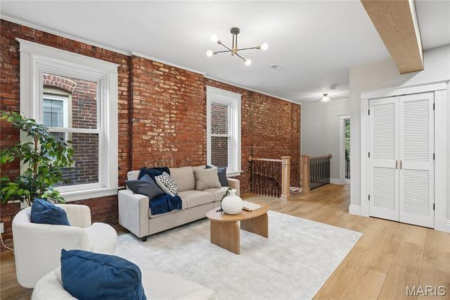 4165 Russell Boulevard, St Louis, MO 63110