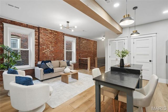 4165 Russell Boulevard, St Louis, MO 63110
