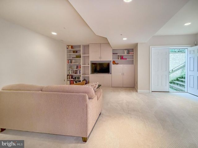 2212 CORSON LN, New Hope, PA 18938