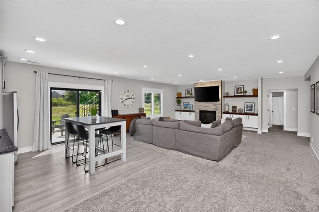 14752 Stonecrop Drive, Urbandale, IA 50323