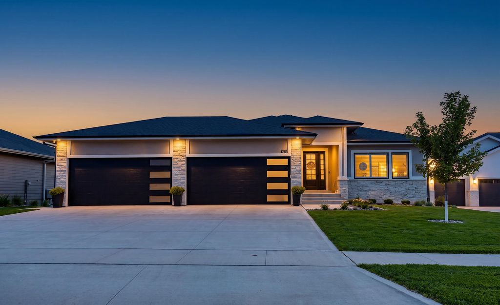 14752 Stonecrop Drive, Urbandale, IA 50323