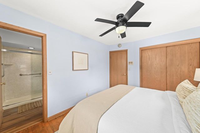 11707 W Oxford PLACE, Wauwatosa, WI 53226