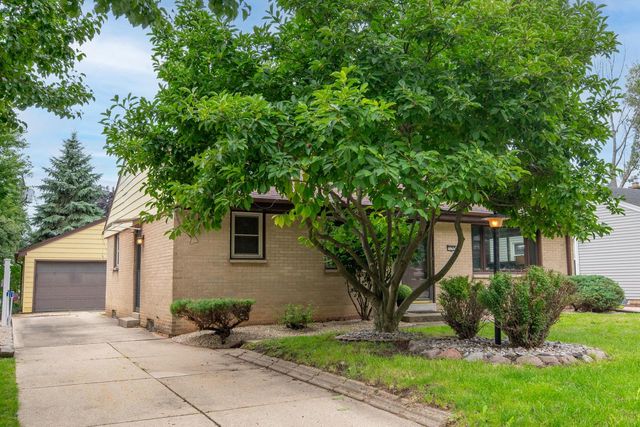 11707 W Oxford PLACE, Wauwatosa, WI 53226