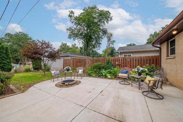 11707 W Oxford PLACE, Wauwatosa, WI 53226