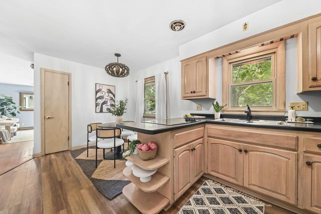 11707 W Oxford PLACE, Wauwatosa, WI 53226