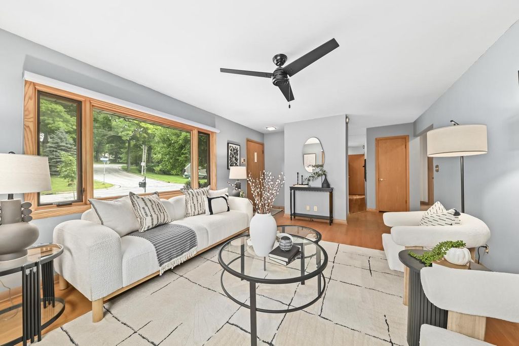11707 W Oxford PLACE, Wauwatosa, WI 53226