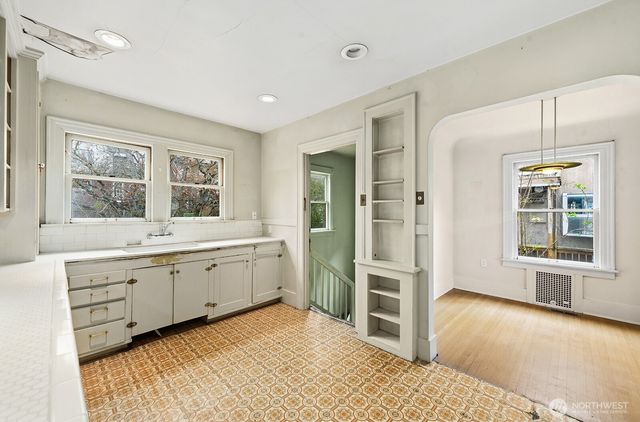 1142 N 77th Street, Seattle, WA 98103