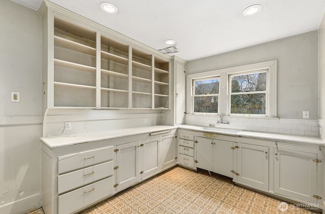 1142 N 77th Street, Seattle, WA 98103