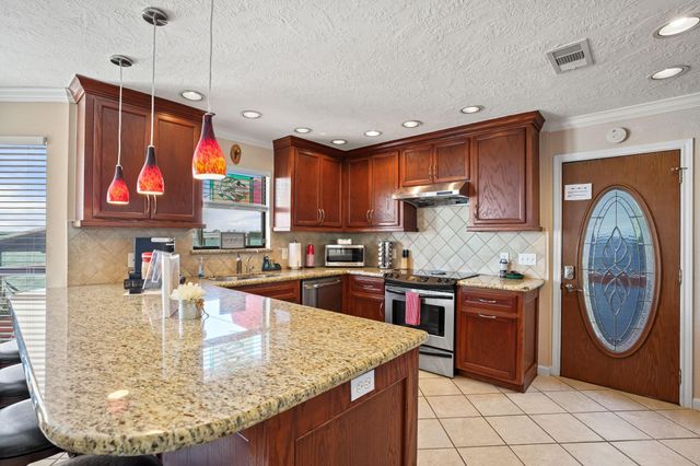 16402 Clear Water Circle, Montgomery, TX 77356