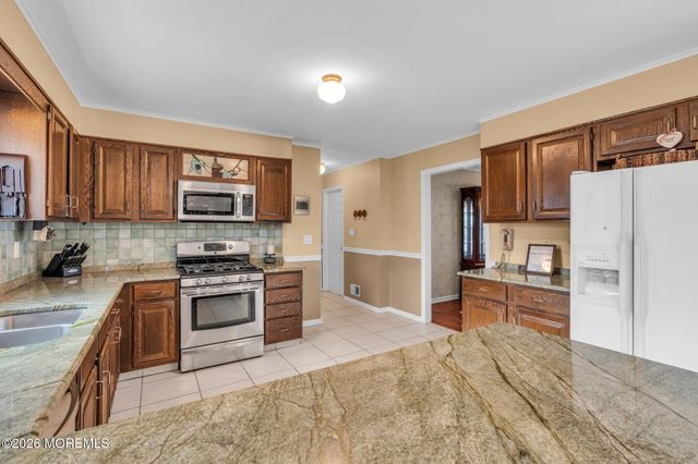 85 Radcliffe Drive, Lincroft, NJ 07738