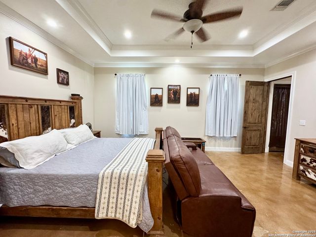 16489 Fm 472, Devine, TX 78016