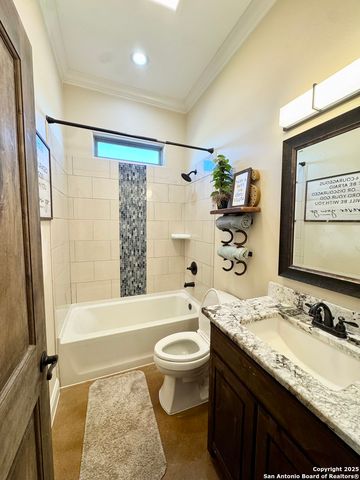 16489 Fm 472, Devine, TX 78016