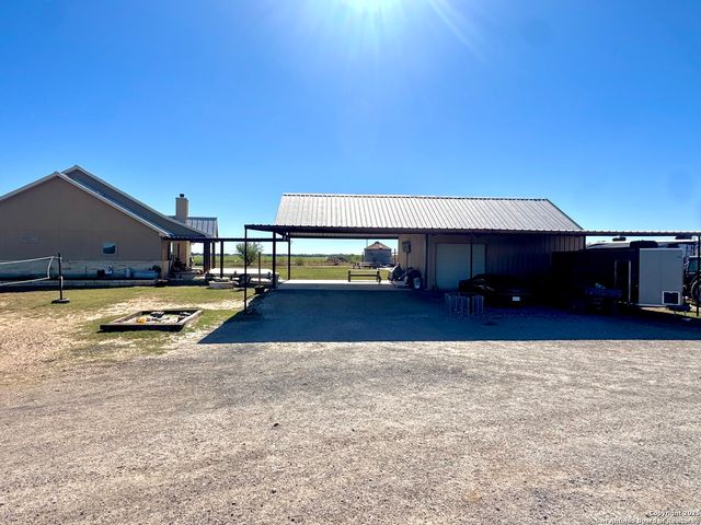 16489 Fm 472, Devine, TX 78016