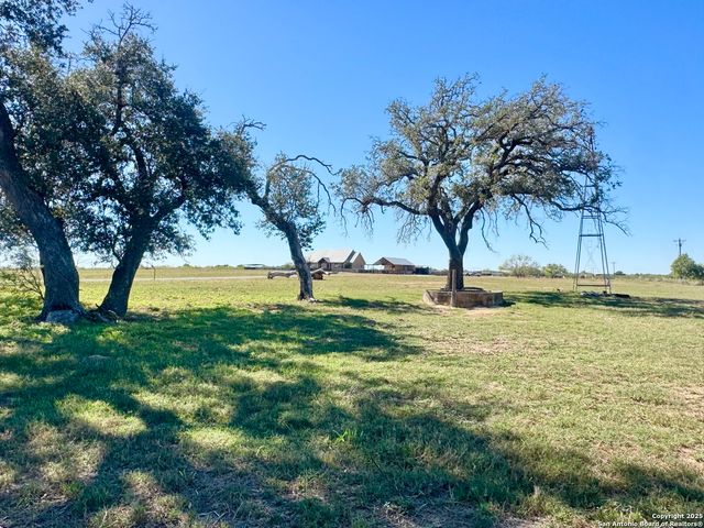 16489 Fm 472, Devine, TX 78016