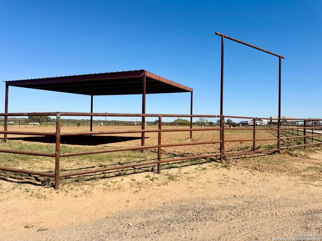 16489 Fm 472, Devine, TX 78016