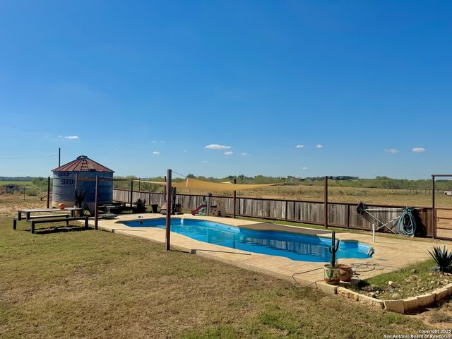 16489 Fm 472, Devine, TX 78016
