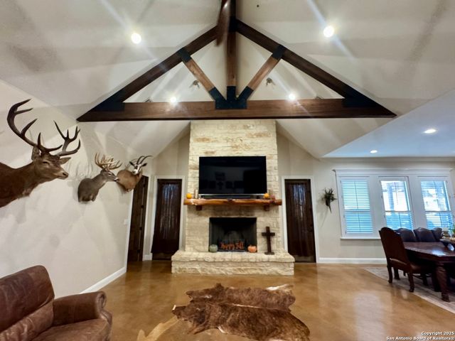 16489 Fm 472, Devine, TX 78016