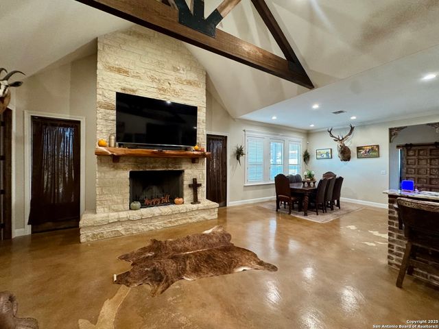 16489 Fm 472, Devine, TX 78016