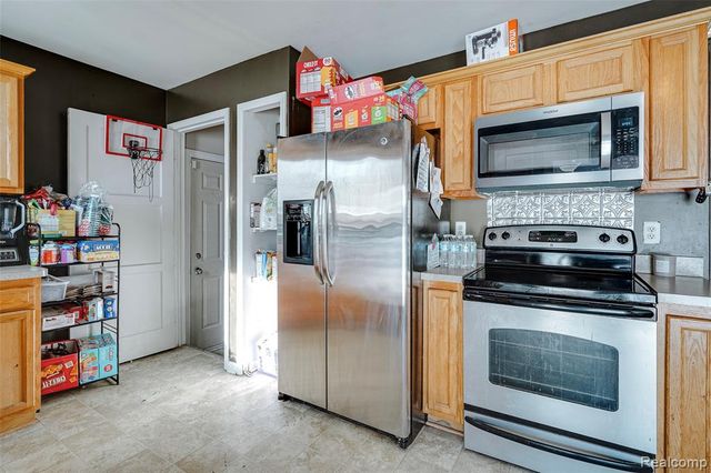 32429 Hazelwood Avenue, Westland, MI 48186