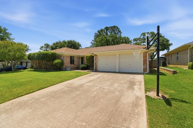 720 Huntwich Drive, Bedford, TX 76021