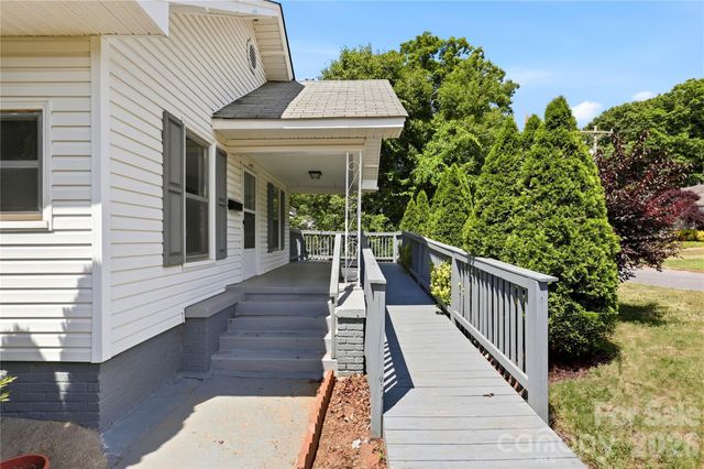 1013 7th Street NE, Hickory, NC 28601