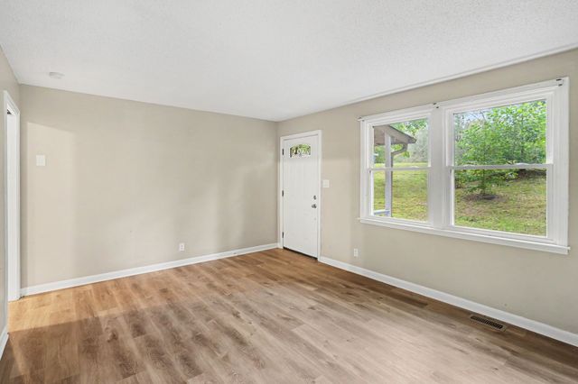 2117 Ferry Rd, Clarksville, TN 37040