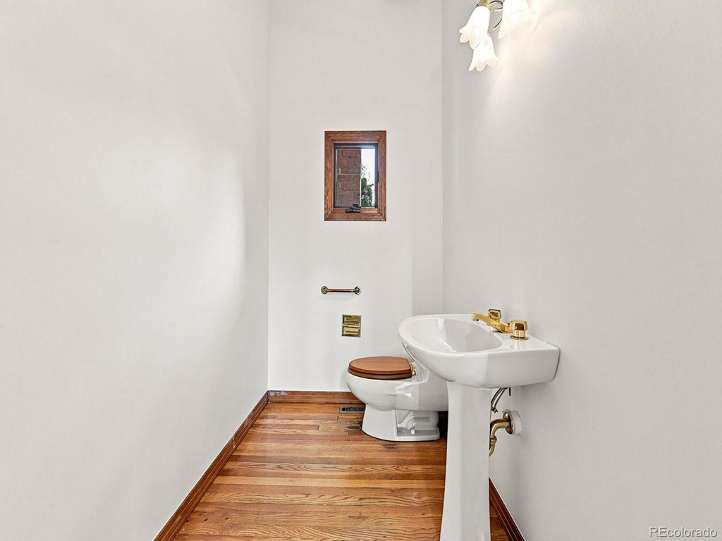 Image 10 of property listing at 26 Red Fox Lane, Littleton, CO 80127