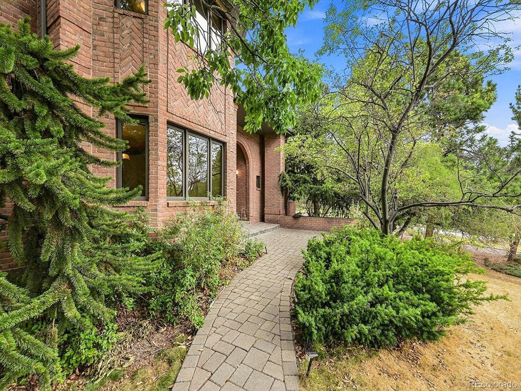 Image 2 of property listing at 26 Red Fox Lane, Littleton, CO 80127