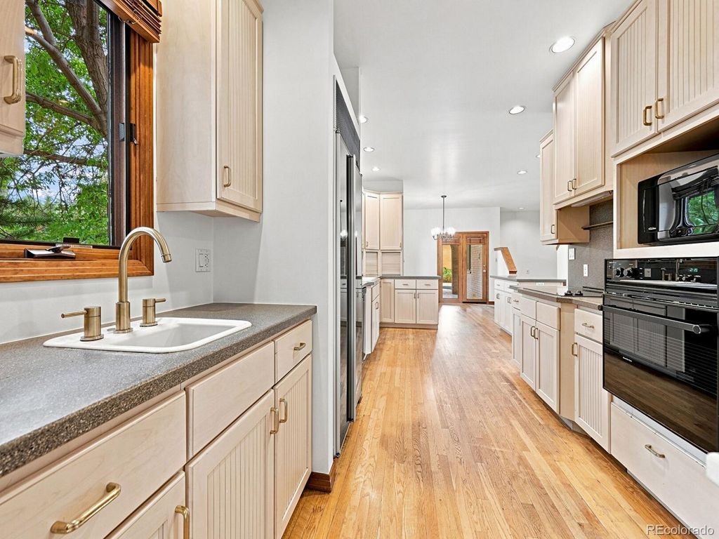 Image 26 of property listing at 26 Red Fox Lane, Littleton, CO 80127