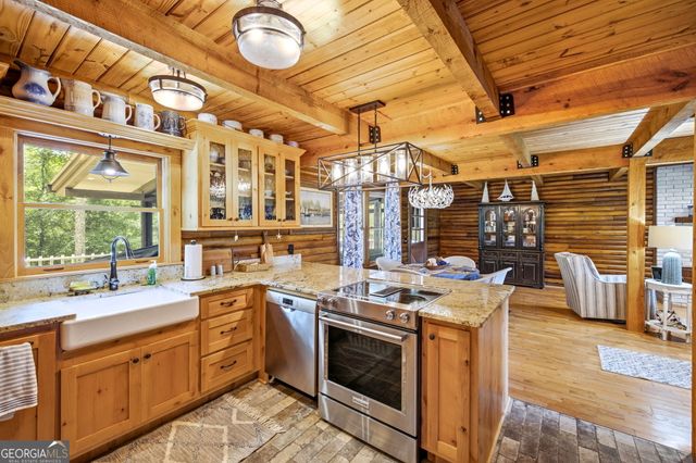 938 Waters Street W, Clarkesville, GA 30523