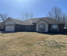 8812 Skypark Drive, Fort Smith, AR 72903