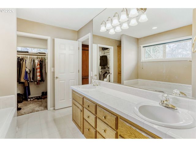 616 Nw PACIFIC GROVE Dr, Beaverton, OR 97006