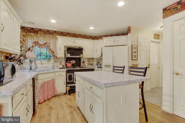 1053 FOREST DR, Abbottstown, PA 17301