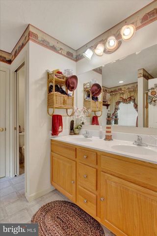1053 FOREST DR, Abbottstown, PA 17301