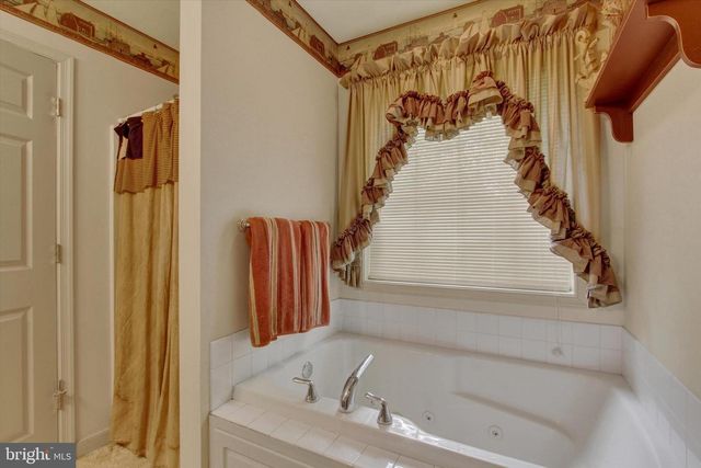 1053 FOREST DR, Abbottstown, PA 17301
