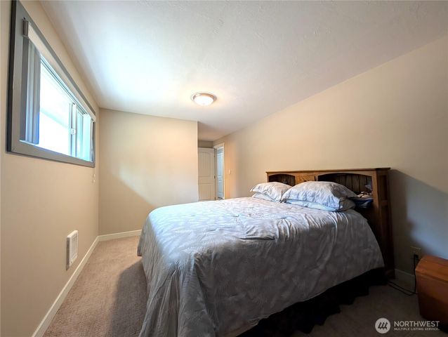 9428 Pacific Avenue SE, Olympia, WA 98513