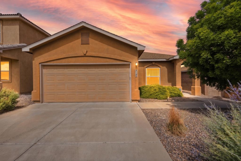 Image 1 of property listing at 916 Kipuka Drive NW, Albuquerque, NM 87120