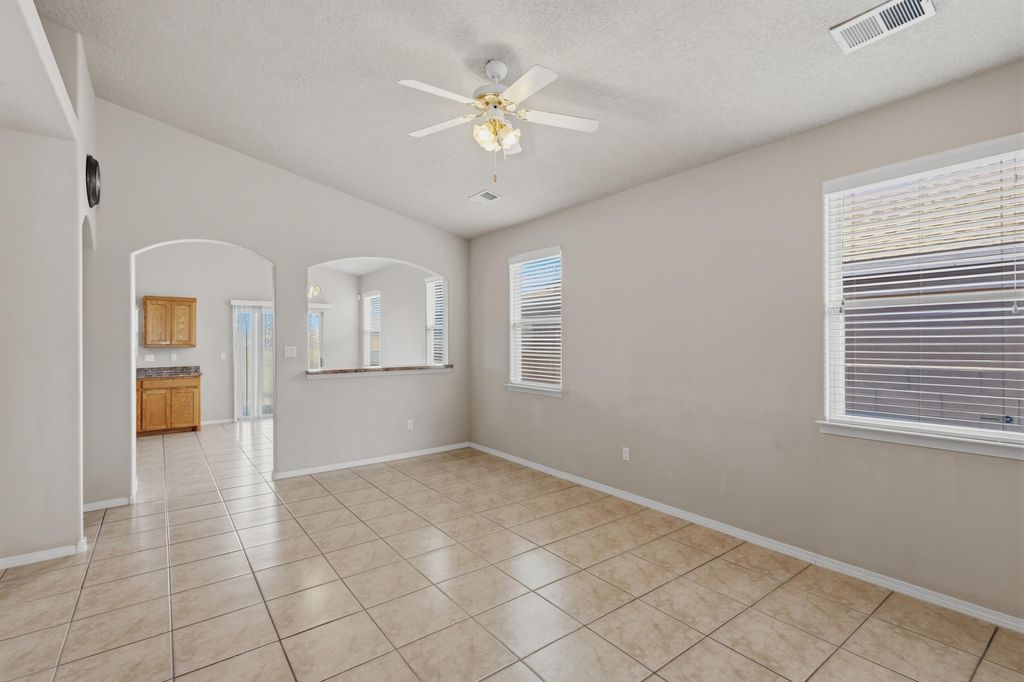 Image 10 of property listing at 916 Kipuka Drive NW, Albuquerque, NM 87120