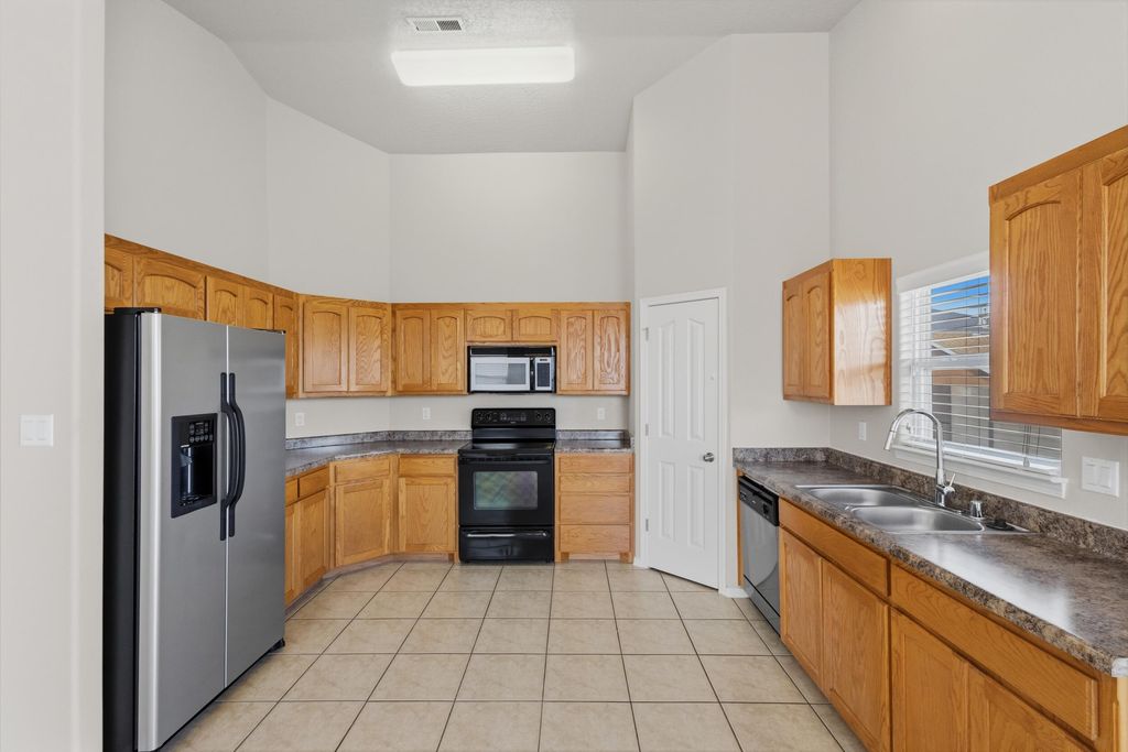 Image 12 of property listing at 916 Kipuka Drive NW, Albuquerque, NM 87120