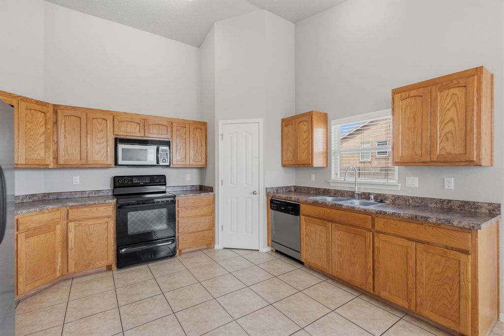 Image 13 of property listing at 916 Kipuka Drive NW, Albuquerque, NM 87120